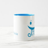 Glimlach gewoon grappige typografie tweekleurige koffiemok (Center)