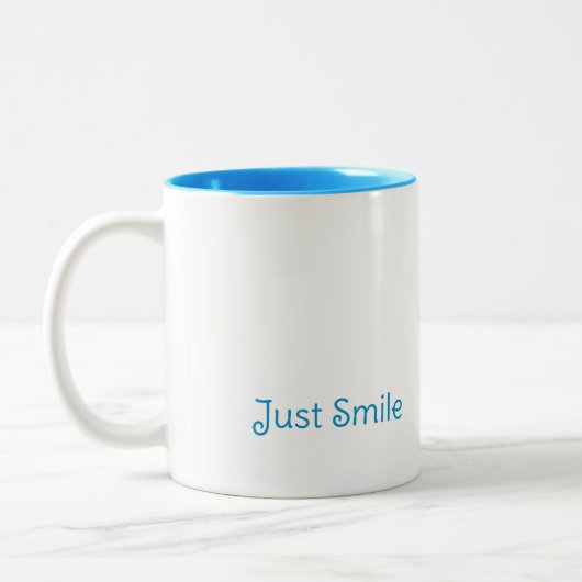 Glimlach gewoon grappige typografie tweekleurige koffiemok (Links)