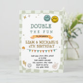 Glimlach gezamenlijke uitnodiging voor verjaardag (Staand voorkant)