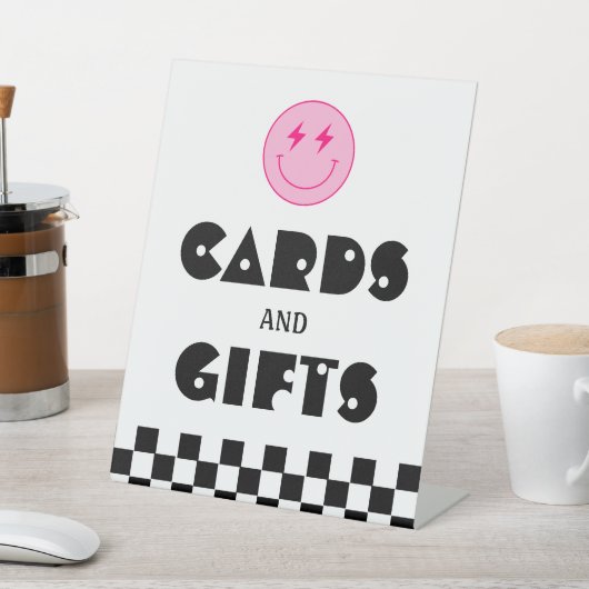 Glimlach Gezicht Twee Koele Verjaardagskaarten en Reclamebord Met Voetstuk (Insitu)
