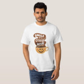 Glimlach het is koffie uur, grappige koffie citate t-shirt (Voorkant volledig)