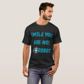 Glimlach, je bent geen robot | Grappig Tech Gift T-shirt (Voorkant volledig)