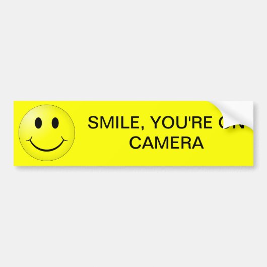 GLIMLACH, JE STAAT OP DE CAMERA BUMPERSTICKER (Voorkant)