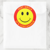 Glimlach maar, het is besmettelijk ronde sticker (Tas)