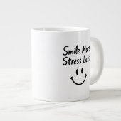 Glimlach meer, stress minder doedel ontwerp grote koffiekop (Voorkant rechts)