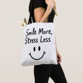Glimlach meer, stress minder doedel ontwerp tote bag (Dichtbij)
