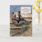 glimlachend beer op roodboot verjaardag kaart (Gele Bloem)