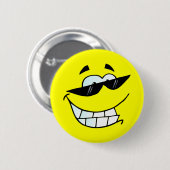 Glimlachend gezicht in zonnebril ronde button 5,7 cm (Voorkant /achterkant)