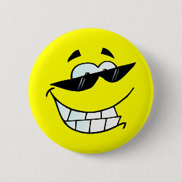 Glimlachend gezicht in zonnebril ronde button 5,7 cm