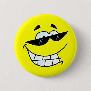 Glimlachend gezicht in zonnebril ronde button 5,7 cm