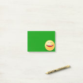 Glimlachend gezicht op groene Post-it-notitie Post-it® Notes (Op bureau)