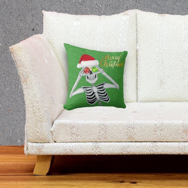 Glimlachend Skelet met Ornamenten voor Ogen Groen Kussen (Happy Merry Christmas Skeleton in Santa hat with ornaments on green throw pillow.)