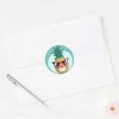 Glimlachende ananas dragen zonnebril & clown neus ronde sticker (Envelop)