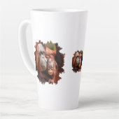 Glimlachende Baby Orangutan in moeders armen Latte Mok (Linkerhoek)