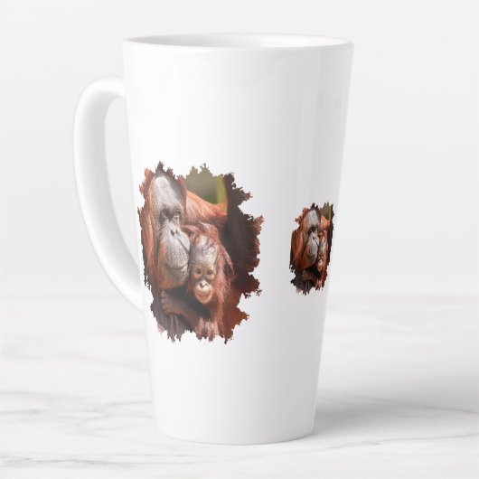 Glimlachende Baby Orangutan in moeders armen Latte Mok (Linkerhoek)