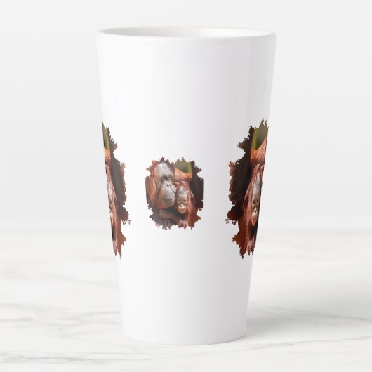 Glimlachende Baby Orangutan in moeders armen Latte Mok (Voorkant)