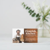 Glimlachende bakker met gebakken brood visitekaartje (Staand voorkant)