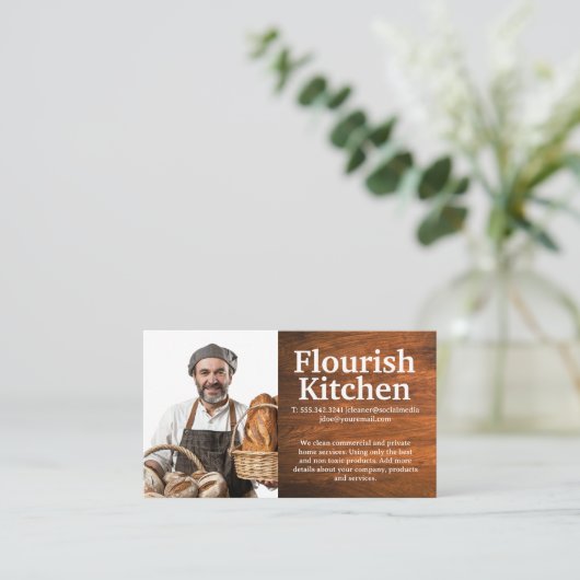 Glimlachende bakker met gebakken brood visitekaartje (Staand voorkant)