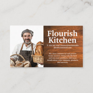 Glimlachende bakker met gebakken brood visitekaartje