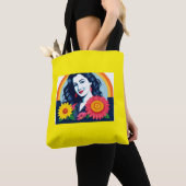 Glimlachende blije vrouw gezicht bloemen tote bag (Dichtbij)