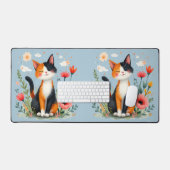 Glimlachende Calico-kat in bloeiende tuin Bureaumat (Keyboard & Muis)