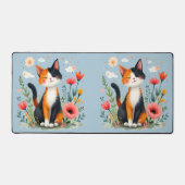 Glimlachende Calico-kat in bloeiende tuin Bureaumat (Voorkant)