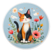 Glimlachende Calico-kat in bloeiende tuin Keramische Knop (Voorkant)