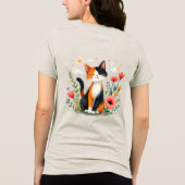 Glimlachende Calico-kat in bloeiende tuin Tri-Blend Shirt (Achterkant)