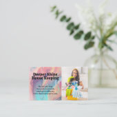 Glimlachende dame die moderne keuken schoonmaakt visitekaartje (Staand voorkant)