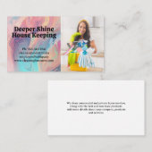 Glimlachende dame die moderne keuken schoonmaakt visitekaartje (Voorkant / Achterkant)