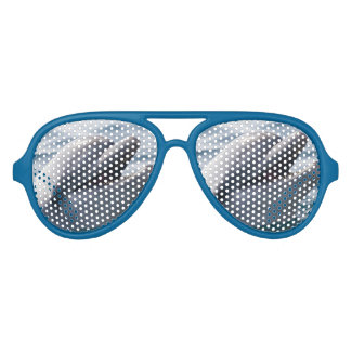 Glimlachende dolfijn boven helderblauw water aviator zonnebril