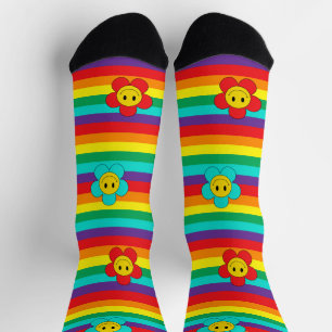 Glimlachende emoji-madeliefjes op regenboogstrepen sokken