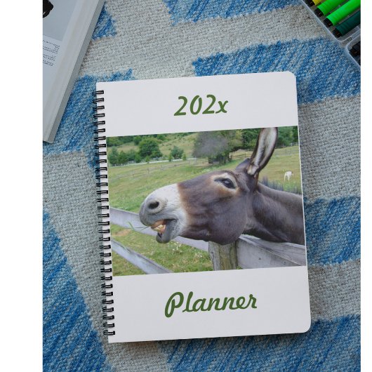 Glimlachende Ezel in weiland met hond Planner