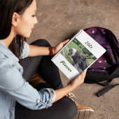 Glimlachende Ezel in weiland met hond Planner