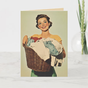 Glimlachende huisvrouw met wasmand