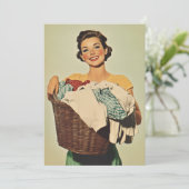 Glimlachende huisvrouw met wasmand kaart (Staand voorkant)