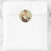 Glimlachende huisvrouw met wasmand ronde sticker (Tas)