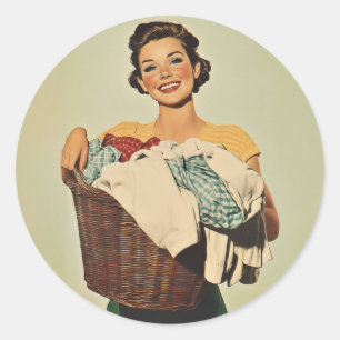 Glimlachende huisvrouw met wasmand ronde sticker
