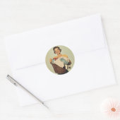 Glimlachende huisvrouw met wasmand ronde sticker (Envelop)