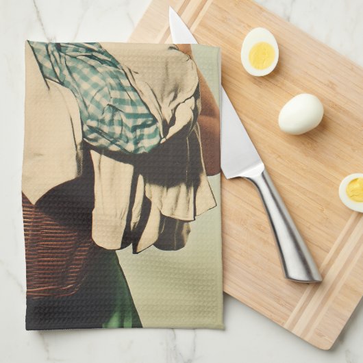 Glimlachende huisvrouw met wasmand theedoek (Quarter Fold)