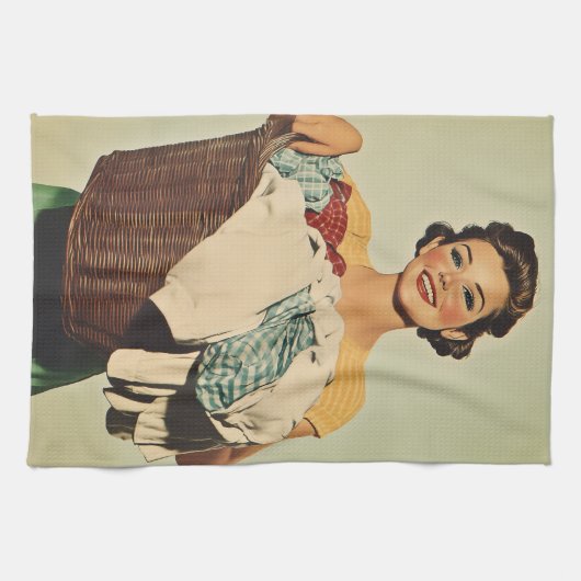 Glimlachende huisvrouw met wasmand theedoek (Horizontaal)