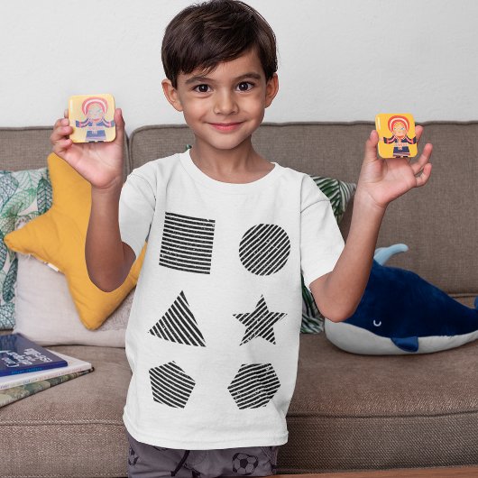 Glimlachende jongen die vormen speelt t-shirt