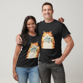 Glimlachende kat knuffelt vis pret t-shirt (Unisex)