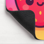 Glimlachende Kawaii-aardbei op pastelgradiënt rug Muismat (Hoek)