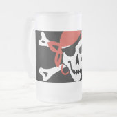 Glimlachende piratenschedel met rode bandana matglas bierpul (Voorkant links)