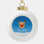 Glimlachende rendieren sneeuwval gepersonaliseerd keramische bal ornament (Voorkant)