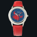 Glimlachende rode krab Kind gepersonaliseerd Horloge<br><div class="desc">Dit leuke horloge heeft een zoete vectorillustratie van een lachende rode krab op een blauwe achtergrond en kan worden gepersonaliseerd met de naam,  het monogram,  het initiaal of elke tekst van uw keuze voor een perfect aangepast cadeau.</div>