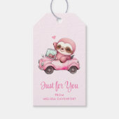 Glimlachende roze luiaard die een cabriolet rijden cadeaulabel (Voorkant)