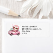 Glimlachende roze luiaard die een cabriolet rijden etiket (Insitu)