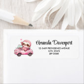 Glimlachende roze luiaard die een cabriolet rijden etiket (Insitu)